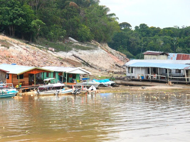 Na Marina do Davi, embarcações dividem espaço com lixo em terra e na água (Foto: Marcos Dantas/G1 AM)