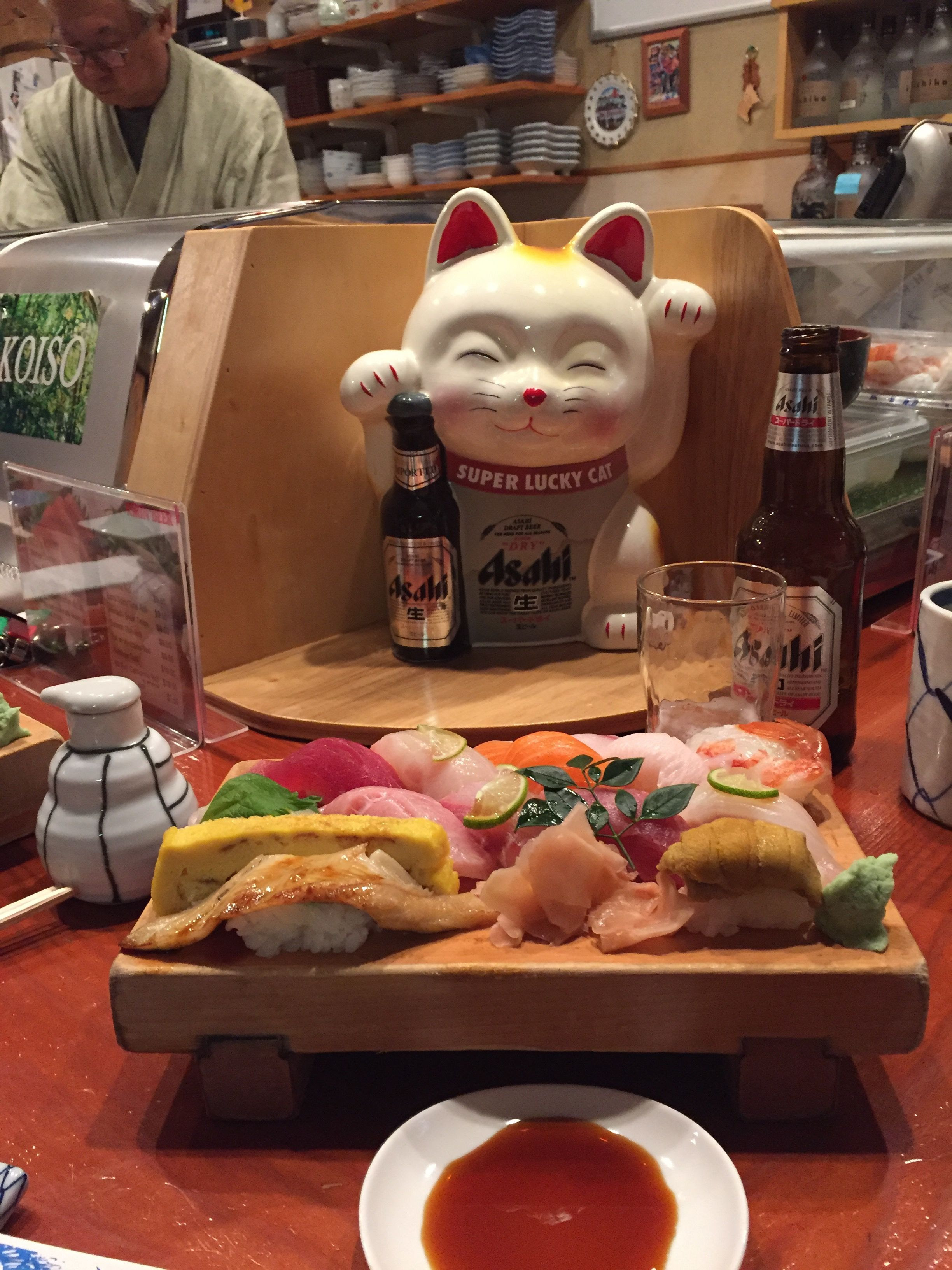 Omakase，亦即『廚師發辦』。攝於位於茂宜基黑的 Koiso Sushi Bar。店面很小，我們去了之後才發覺一般需要預訂。但我們運氣很好剛好有一桌人沒來。來這裏就餐的似乎主要都是日本人，店主和師傅跟他們都是日本交流的。Omakase 大約要 $50-$60 一個人。