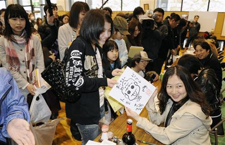 漫画家が被災者応援のサイン会 福島 川俣町 福島県川俣町の人々を応援しようと開かれたサイン会で 西原理恵子さん 右手前 からイラスト入り色紙をもらい笑顔の参加者 ２３日午後 福島県川俣町 四国新聞社