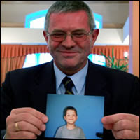 Zbigniew Chojnowski con una foto de Sebastián, el niño salvado por un milagro