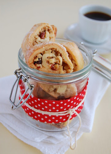 Walnut, cranberry and cinnamon rugelach / Rugelach de nozes, cranberry e canela