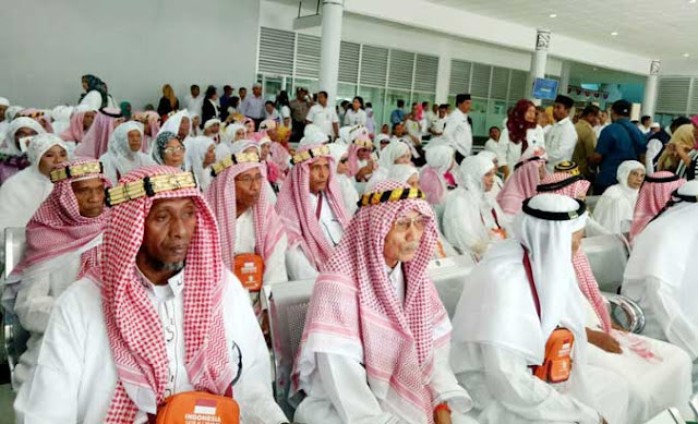 Langgur, Malukupost.com - Setelah menjalankan Rukun Islam yang ke-5 yakni menunaikan Ibadah Haji, rombongan Jemaah Haji asal Kabupaten Maluku Tenggara (Malra) tiba di Bandara Karel Sadsuitubun Langgur, Rabu (20/9), dan diterima oleh Sekretaris Daerah setempat, Ir Petrus Beruatwarin, M.Si. Bupati Malra, Anderias Rentanubun, dalam sambutannya yang dibacakan Sekda Malra, Petrus Beruatwarin, mengatakan Haji Mabrur dan Mabruroh yang diperoleh dari perjalanan suci ini, disamping sebagai upaya meningkatkan kualitas diri di hadapan Tuhan Yang Maha Esa.
