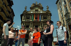 Turistas en la plaza del Ayuntamiento.