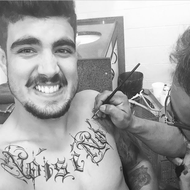 Caio Castro faz tatuagem provisória como parte da preparação para seu próximo papel (Foto: Reprodução Instagram)