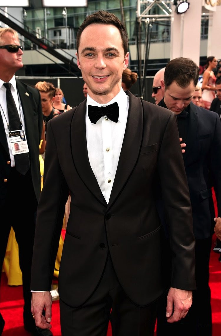 Jim Parsons, da série 'Big Bang Theory', é sempre uma figura a ser notada. Ontem ele investiu no blazer de lapela arredondada e na camisa com detalhes nos botões. Simples, discreto e original.