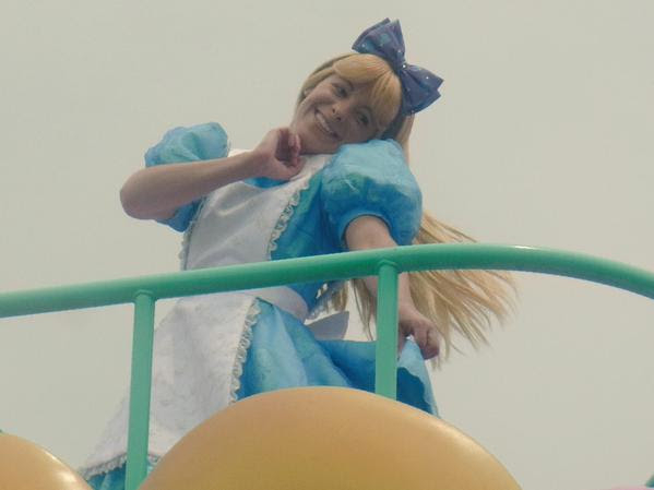 ディズニーのパレードに女装男子がデビューか ワンダーランドにムキムキのアリスが出現 ２ｃｈみんなのまとめ