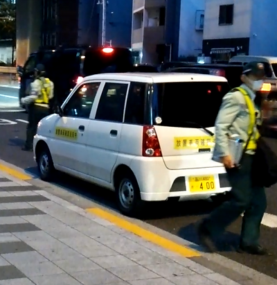 さあ 駐禁パトカー出動だあ でも あれ 駐禁パトカーが駐禁状態だけどいいの 元カリスマ駐車監視員の告白 誰も教えてくれない駐禁ルールの常識