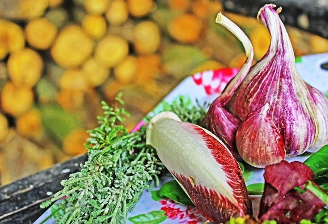 Garlic and salad - food photography tips