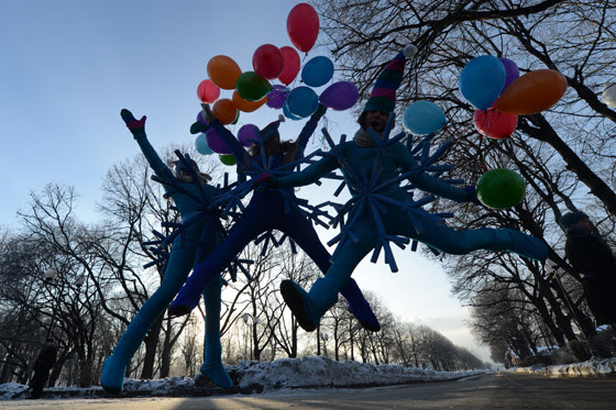 بالصور.. العالم يحتفل بالميلاد المجيد بالزينة وخفة ظل بابا نويل