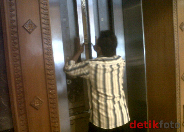 Lift Gedung DPR Macet