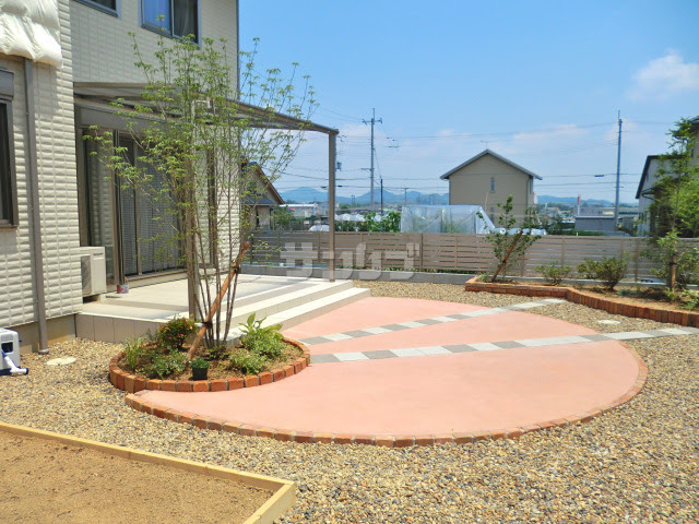 円形のテラス土間の庭デザイン １