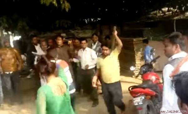 Kinh hoàng nhóm đàn ông dùng gậy đánh một phụ nữ vì không cho sàm sỡ