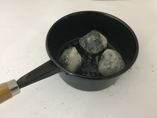 豆炭に着火するために火おこし器を手に入れた Kako Blog