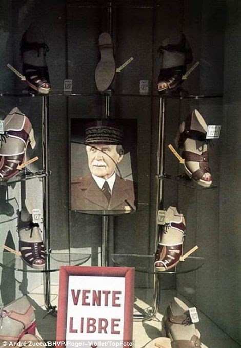 Cabeça do governo Vichy Marechal Pétain é a peça central de uma exposição da janela da loja de sapatos