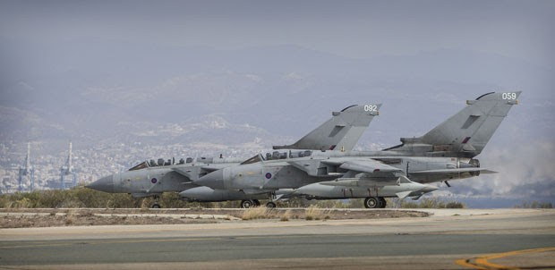 Os caças Tornado da Royal Air Force (RAF) britânica são vistos ainda em solo em base no Chipre neste sábado (27) (Foto: Cpl Neil Bryden/Ministry of Defence/Reuters )