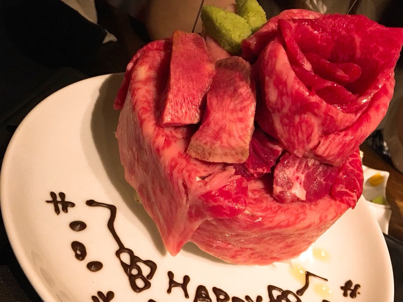 ニクアザブ恵比寿店で誕生日サプライズ 肉ケーキの値段 実際に行ってみた感想 レビュー エクペリ Experi 体験 口コミ 評判 レビューサイト