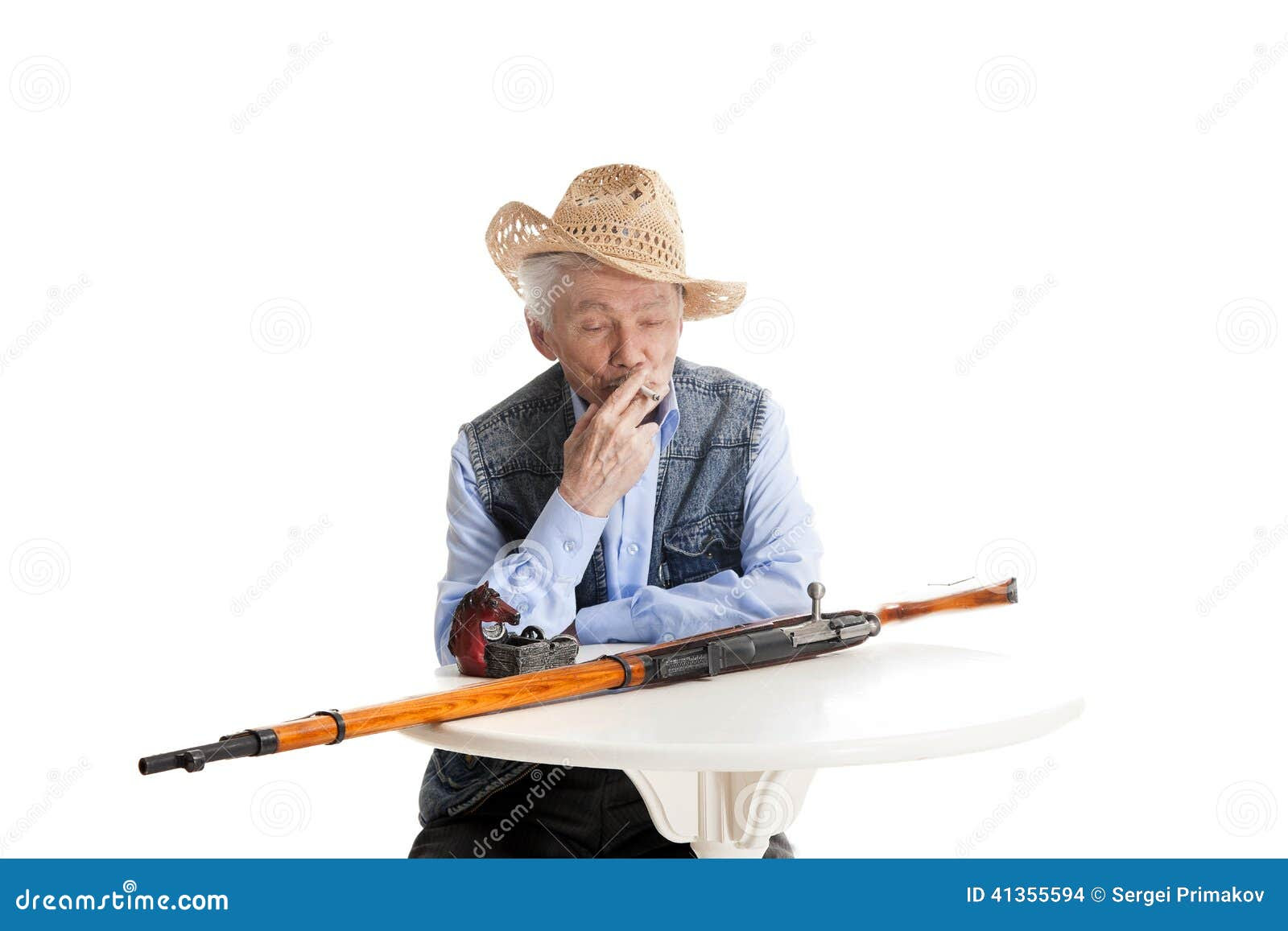 Resultado de imagem para O HOMEM E O CIGARRO
