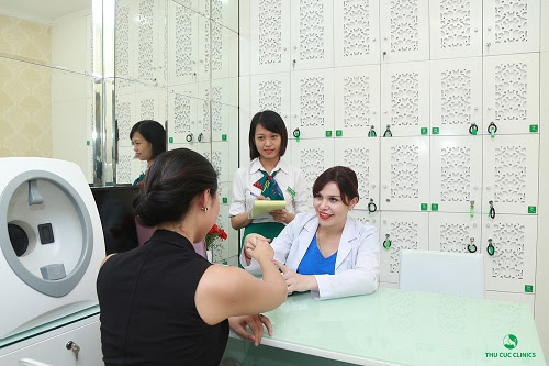 Bác sĩ Thu Cúc Clinics đang tư vấn về các dịch vụ tắm trắng cho khách hàng.