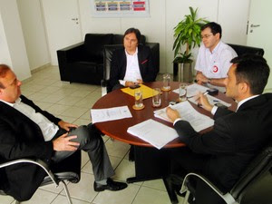 Paulinho Freire se reuniu com o procurador-geral de Justiça, Onofre Neto, e representantes de Município e do MPE (Foto: Ricardo Araújo/G1)