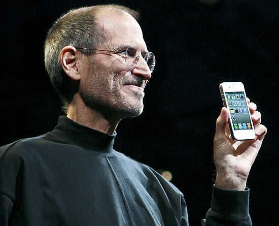 Steve Jobs mostra a versão branca do iPhone 4 à época do lançamento