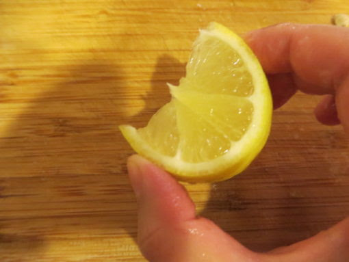 果汁を絞りきるレモンの切り方 プロのワザを盗み見 Nabeko Com