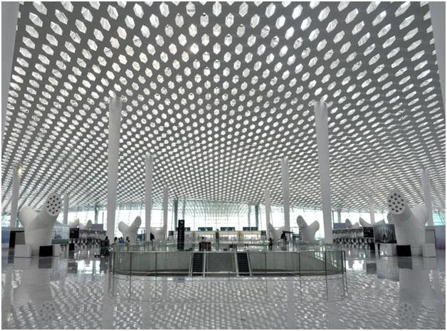 وتدعم الأعمدة الخرسانية المتفرقة بالمطار تصميم خلية النحل.