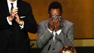 Pelé chora ao receber prêmio Bola de Ouro pela primeira vez / Crédito da Foto: AP