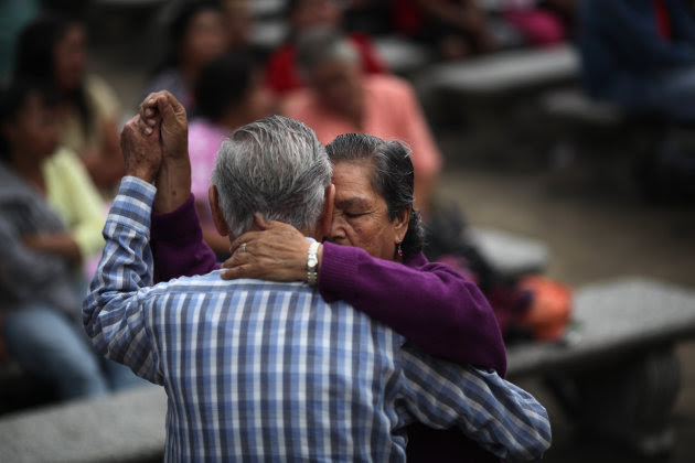 En esta foto del 13 de junio de 2012, una pareja baila en un parque público en la ciudad de Guatemala. Una encuesta difundida el miércoles 19 de diciembre colocó a siete países latinoamericanos entre los 10 más optimistas y felices del mundo (AP Foto/Rodrigo Abd, archivo)