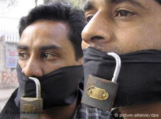 Pakistani journalists demonstrate against the attacks on the offices of the private Geo news channel and english daily The News International, in Islamabad on Friday, 16 March 2007. Windows were smashed in the lobby as police officers tried to interrupt transmission of violent scenes near the Supreme Court, where suspended chief justice Iftikhar Chaudhry stood before a panel of judges over allegations of misuse of office. EPA/NADEEM KHAWER +++(c) dpa - Report+++