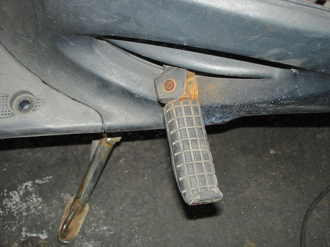 ジョーカー50 90のステップを外してみよう 原付バイクの修理 交換方法入門 スティールハート店長ブログ