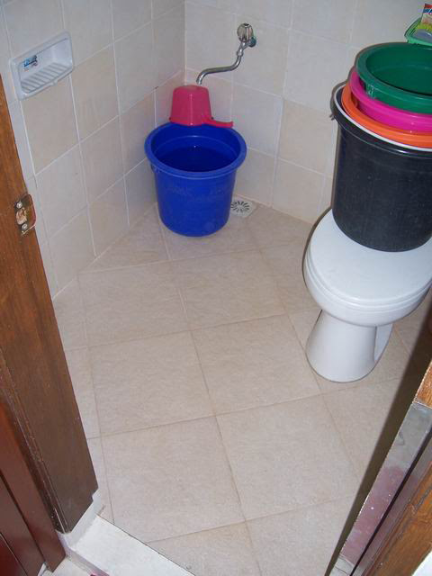 Cara pasang keramik lantai kamar mandi dengan posisi Cara pasang keramik lantai kamar mandi dengan posisi