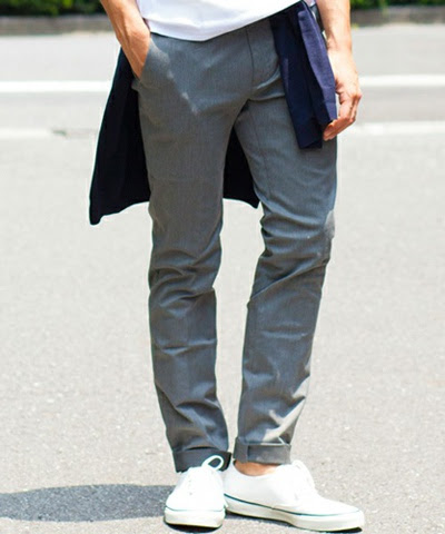 グレーパンツでお洒落に上品コーディネート 合わせやすいメンズ灰色パンツ