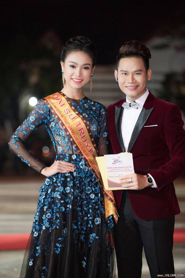 Ngọc Vân dịu dàng và lộng lẫy trong 2 thiết kế của Lê Thanh Hòa