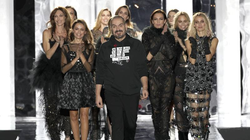 Juan Duyos con sus modelos tras el desfile en Madrid