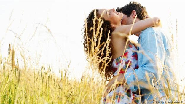 Una pareja besándose