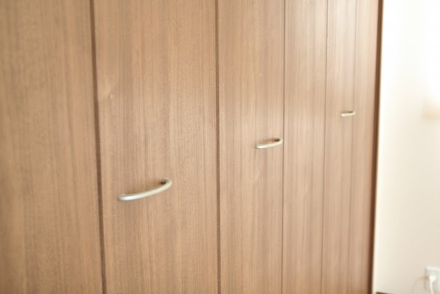 クローゼットのドアの傷 凹みの修理方法とリフォームなどの費用相場