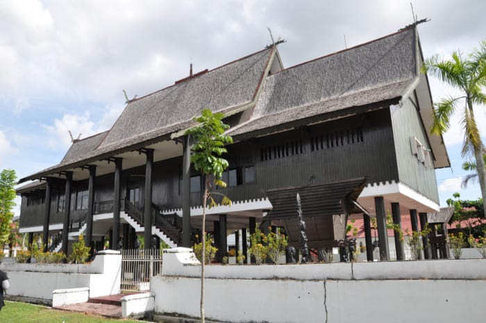 34 Macam Rumah Adat dan Asalnya Beserta Gambar Penjelasan 34 Macam Rumah Adat dan Asalnya Beserta Gambar Penjelasan