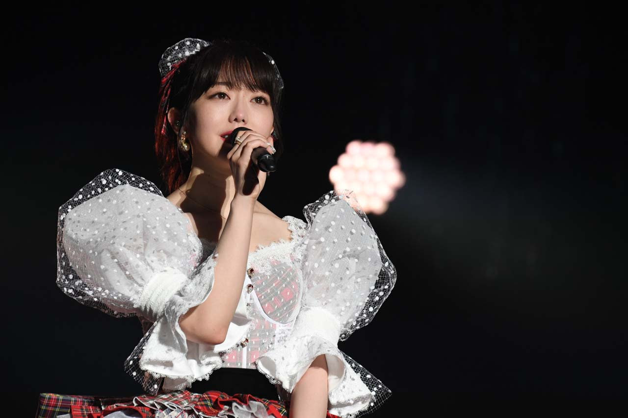 峯岸みなみ卒コンに高橋みなみ 小嶋陽菜はじめ卒業生大勢駆けつけお祝い 最後は現役生たちと 10年桜 をハグなどしながら笑顔