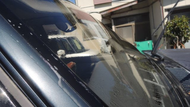 車のフロントガラスにオススメの撥水コーティング剤を施工 ピカピカレイン 整備士ノート