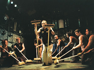 Grupo inglês Stomp divide palco com Naná Vasconcelos. (Foto: Divulgação / Prefeitura do Recife)