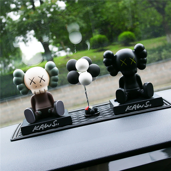 カウズ 車内インテリア 飾り物 Kaws 装飾ダッシュボード飾り
