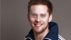 Jakub Prachař - Jakub Prachař v brejličkách to roztočí v aréně | Sedmička.cz