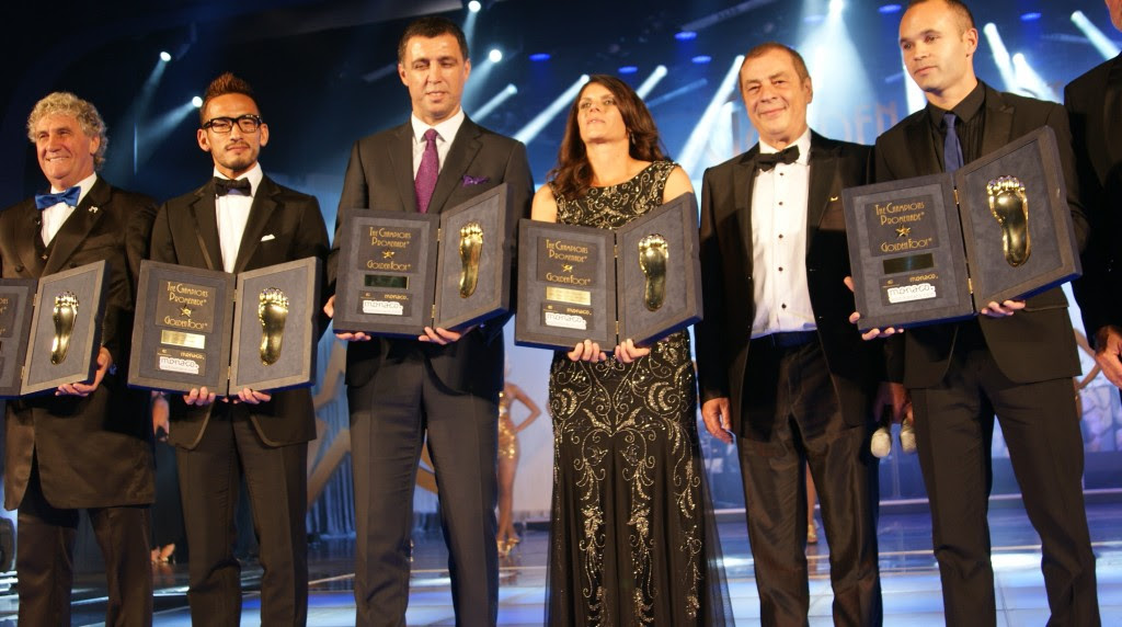 ペレ マラドーナ ジダンなどサッカー界のレジェンドに贈られる Golden Foot Award 14 中田英寿がアジア人として初受賞 現役ベストプレーヤー賞は スペイン代表 イニエスタ選手に決定 Activity Nakata Net Hidetoshi Nakata Officialsite