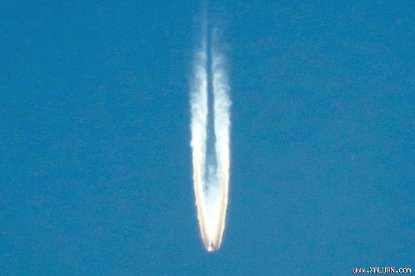 Vật thể nghi UFO cháy sáng mang cột khói đâm thẳng Trái đất