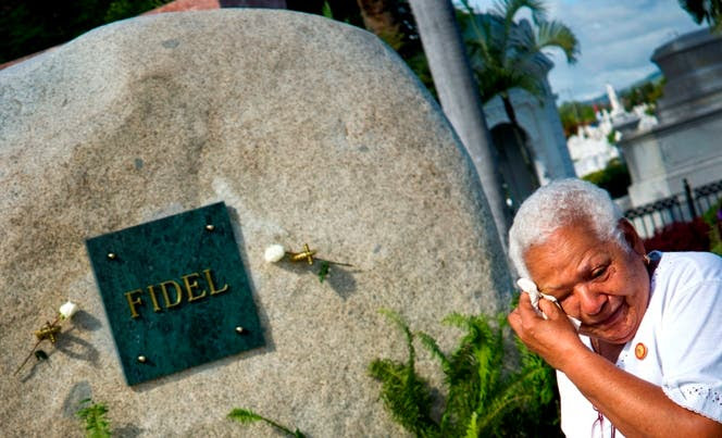 Una mujer se enjugó las lágrimas después de visitar la tumba del líder cubano Fidel Castro en el cementerio de Santa Ifigenia en Santiago, Cuba,