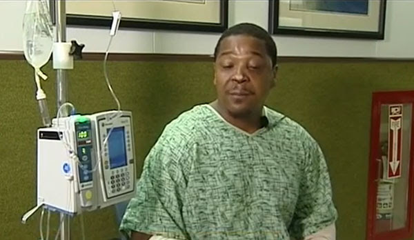 Carter Jr dalam perawatan dokter di rumah sakit setelah lolos dari maut dua ekor anjing boxer yang menyerangnya. Carter pun mengalami luka pada paha dan lengan tangannya.