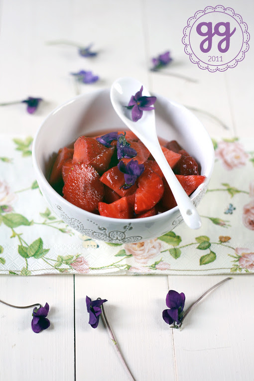 macedonia di fragole e violette