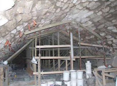 The reinforcements prevented the houses above from sinking. (courtesy of the Western Wall Heritage Foundation)