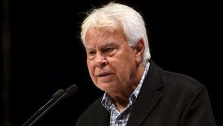 Felipe González ironitza sobre la possible investidura a distància de Puigdemont (Reuters)