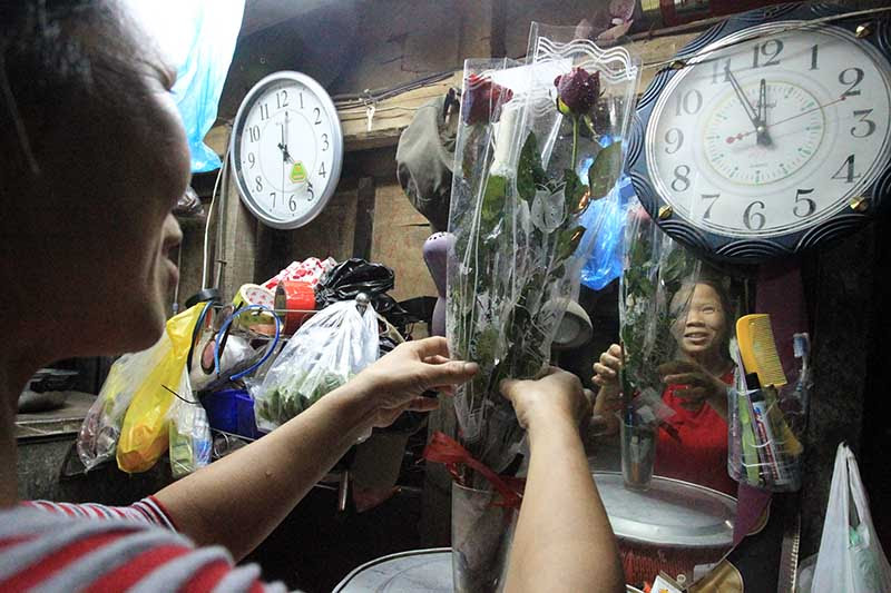 Nước mắt, nụ cười và những đoá hồng tặng phụ nữ nghèo ngày 8/3 - 12